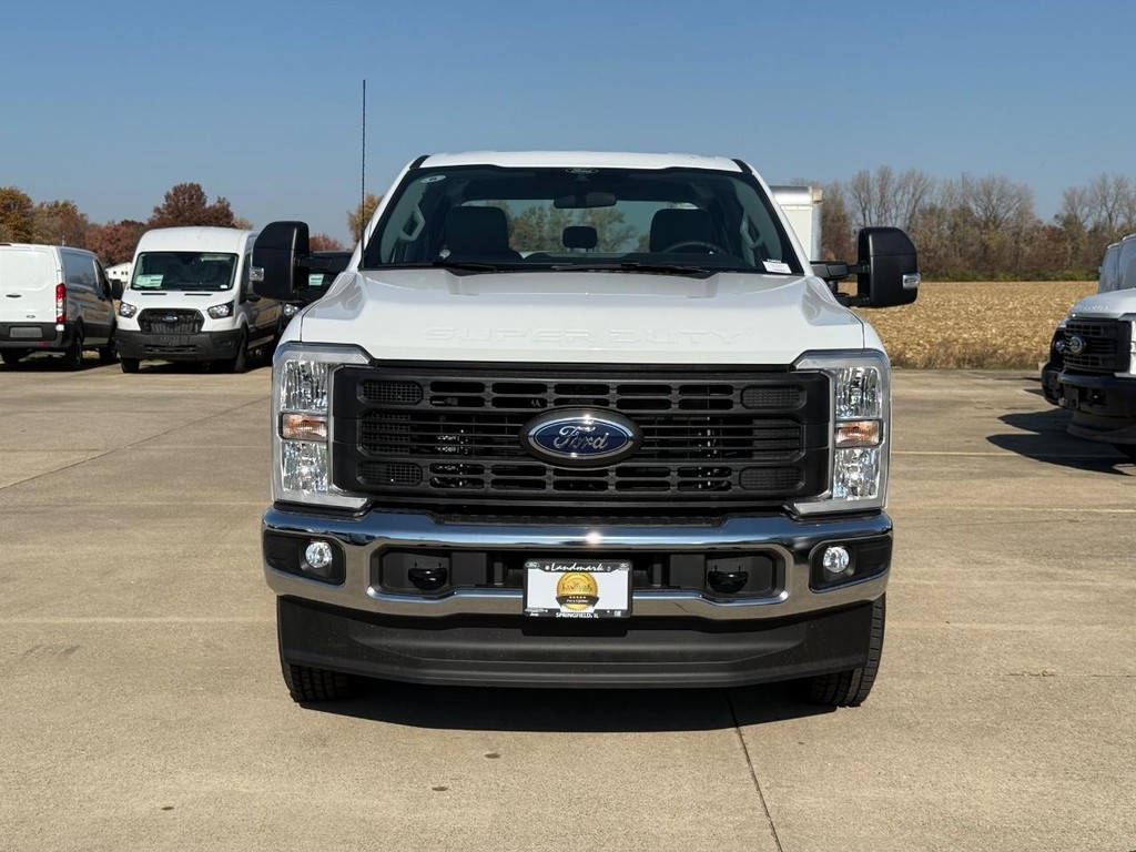 Ford Super Duty F-250 SRW Vehicle Full-screen Gallery Image 3