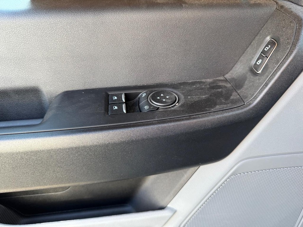 Ford Super Duty F-250 SRW Vehicle Full-screen Gallery Image 4