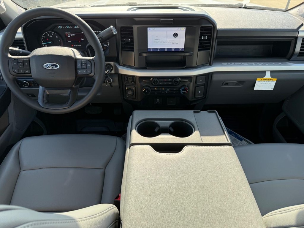 Ford Super Duty F-250 SRW Vehicle Full-screen Gallery Image 10