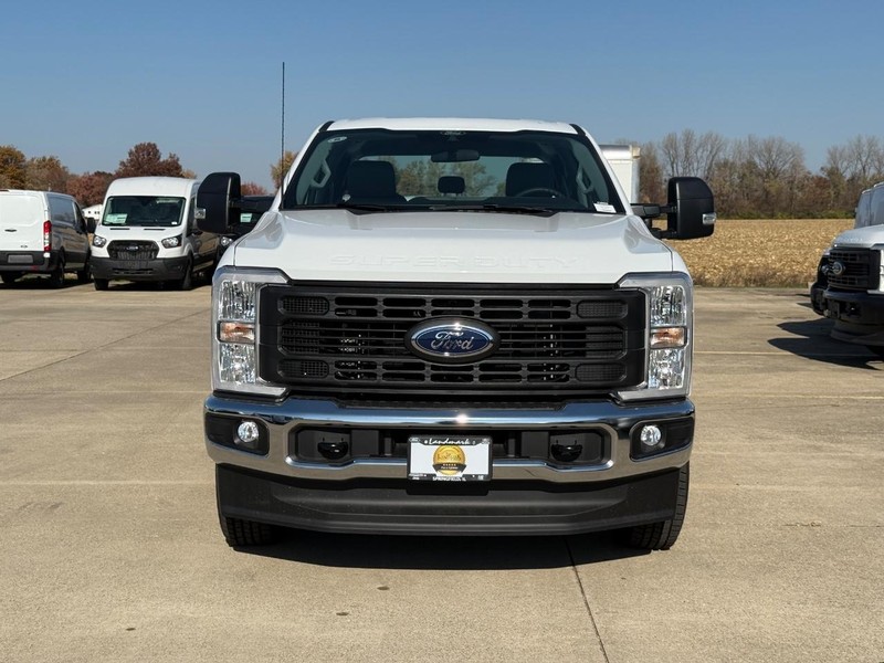 Ford Super Duty F-250 SRW Vehicle Full-screen Gallery Image 3