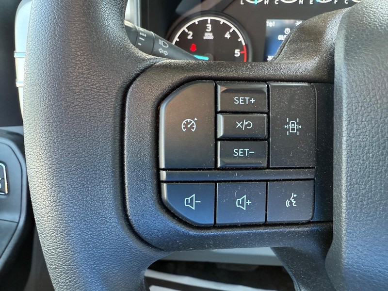 Ford Super Duty F-250 SRW Vehicle Full-screen Gallery Image 6