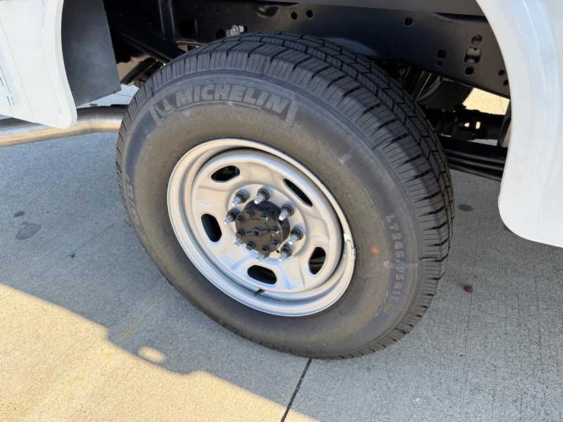 Ford Super Duty F-250 SRW Vehicle Full-screen Gallery Image 14