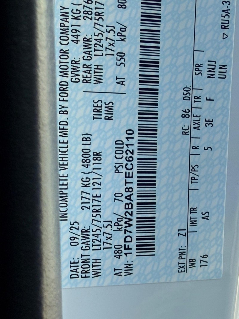 Ford Super Duty F-250 SRW Vehicle Full-screen Gallery Image 15