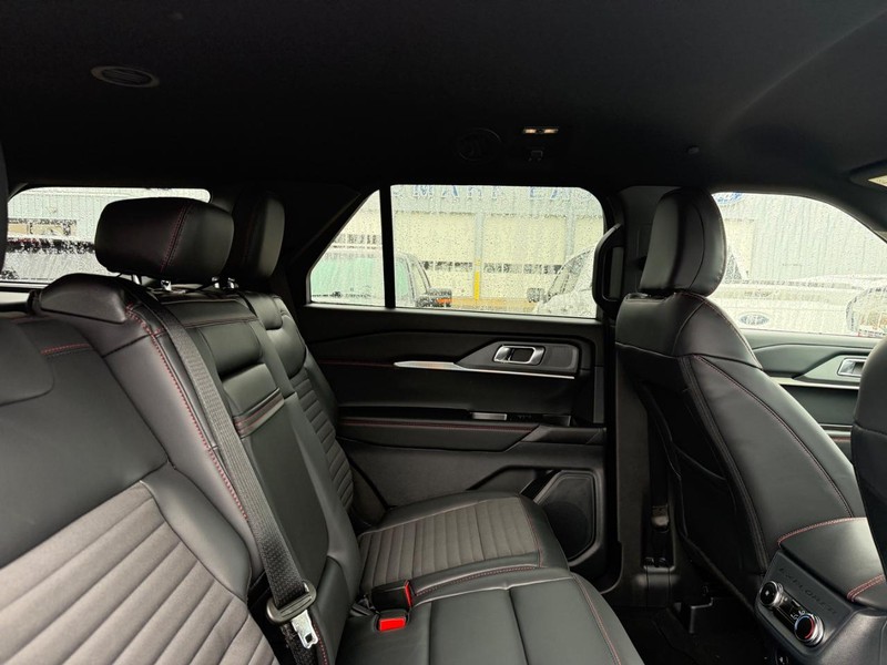 Ford Explorer Vehicle Full-screen Gallery Image 34