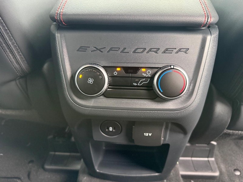 Ford Explorer Vehicle Full-screen Gallery Image 35