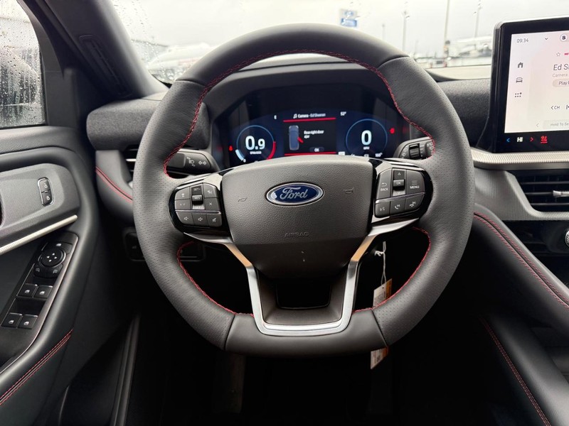 Ford Explorer Vehicle Full-screen Gallery Image 38