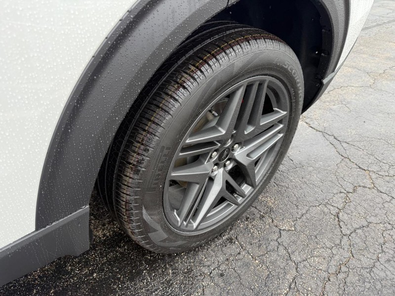 Ford Explorer Vehicle Full-screen Gallery Image 41