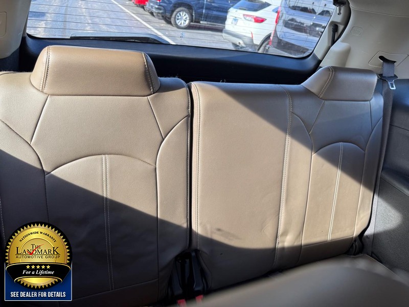 GMC Acadia Limited Vehicle Full-screen Gallery Image 17