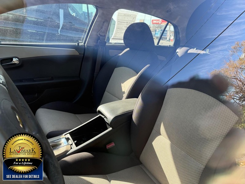 Chevrolet Malibu Vehicle Full-screen Gallery Image 3