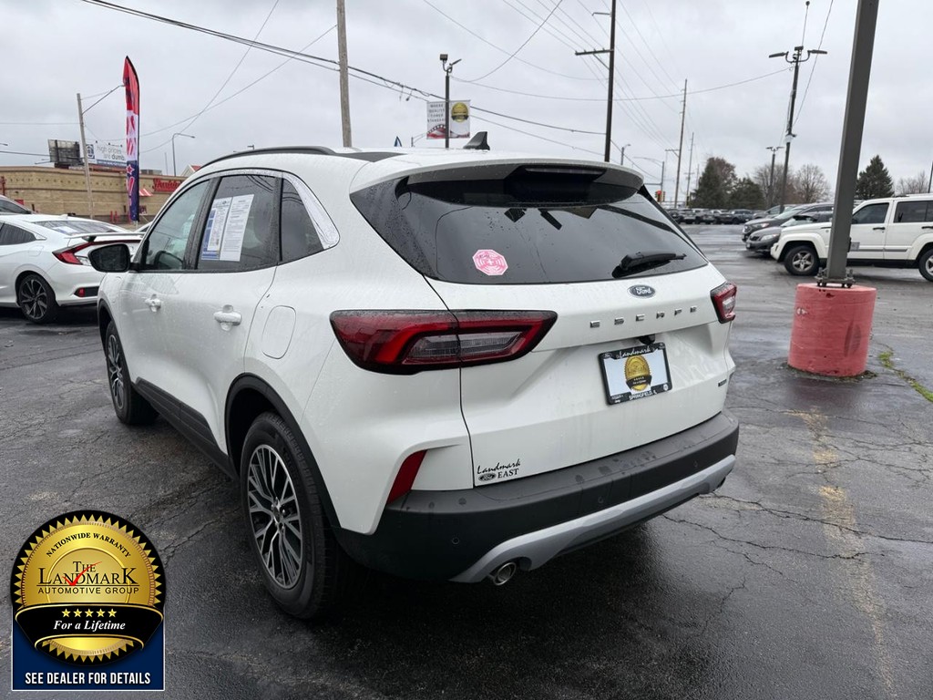 Ford Escape Vehicle Full-screen Gallery Image 07