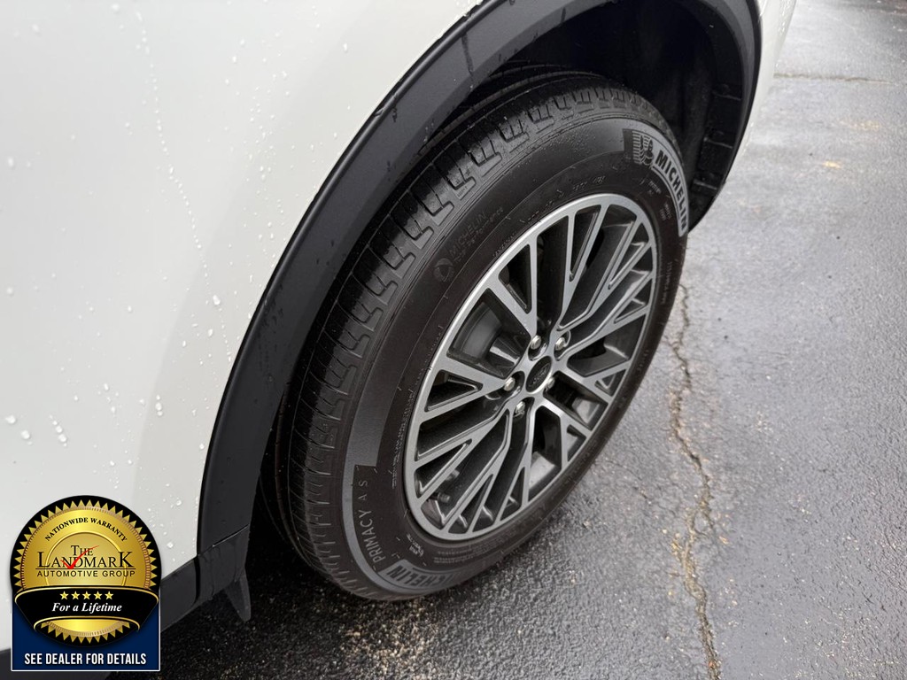 Ford Escape Vehicle Full-screen Gallery Image 21