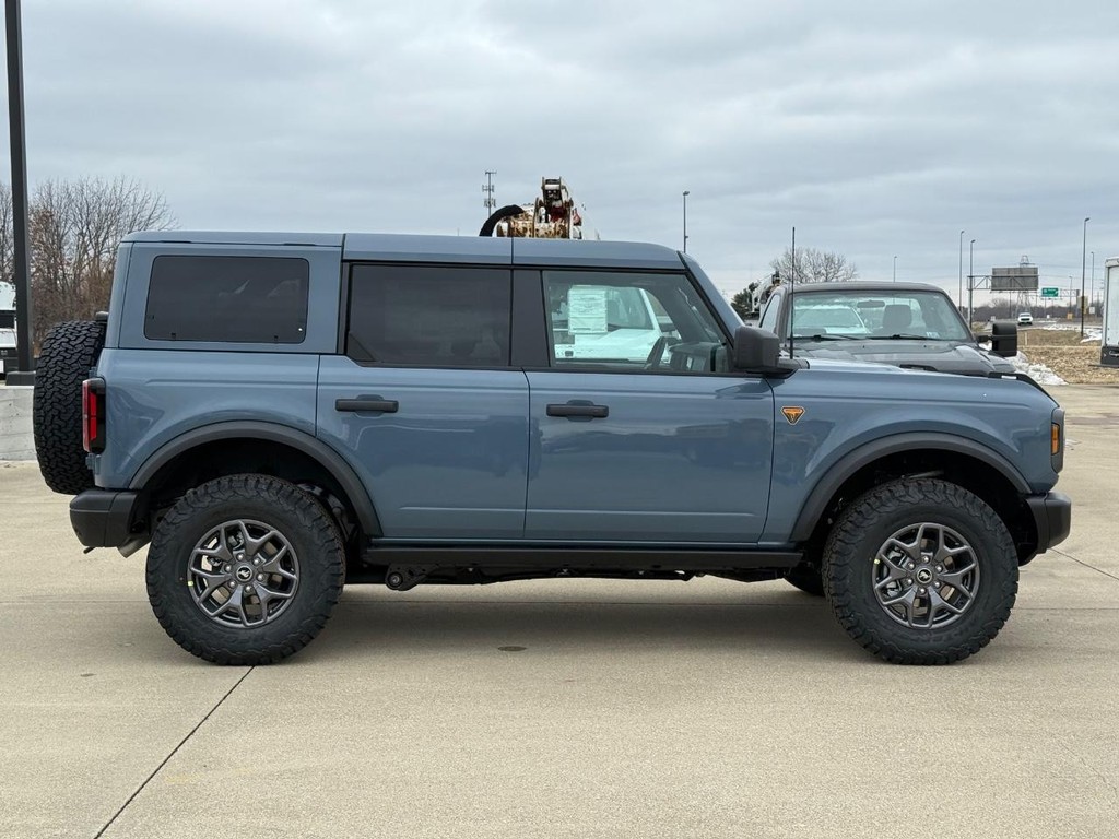 Ford Bronco Vehicle Full-screen Gallery Image 2
