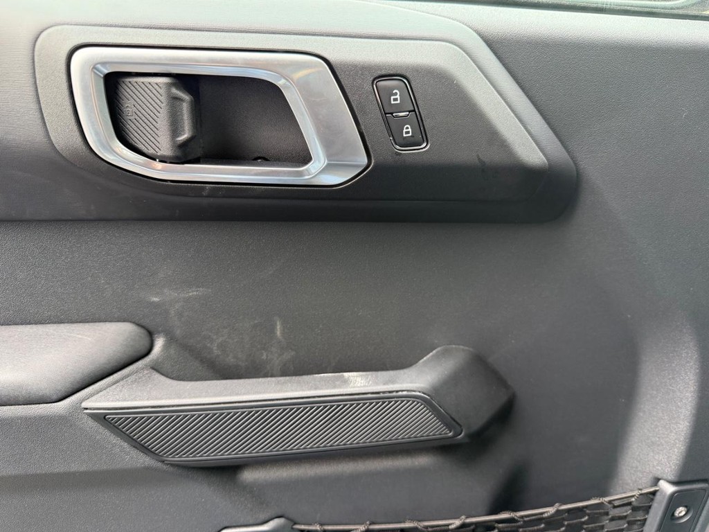 Ford Bronco Vehicle Full-screen Gallery Image 8