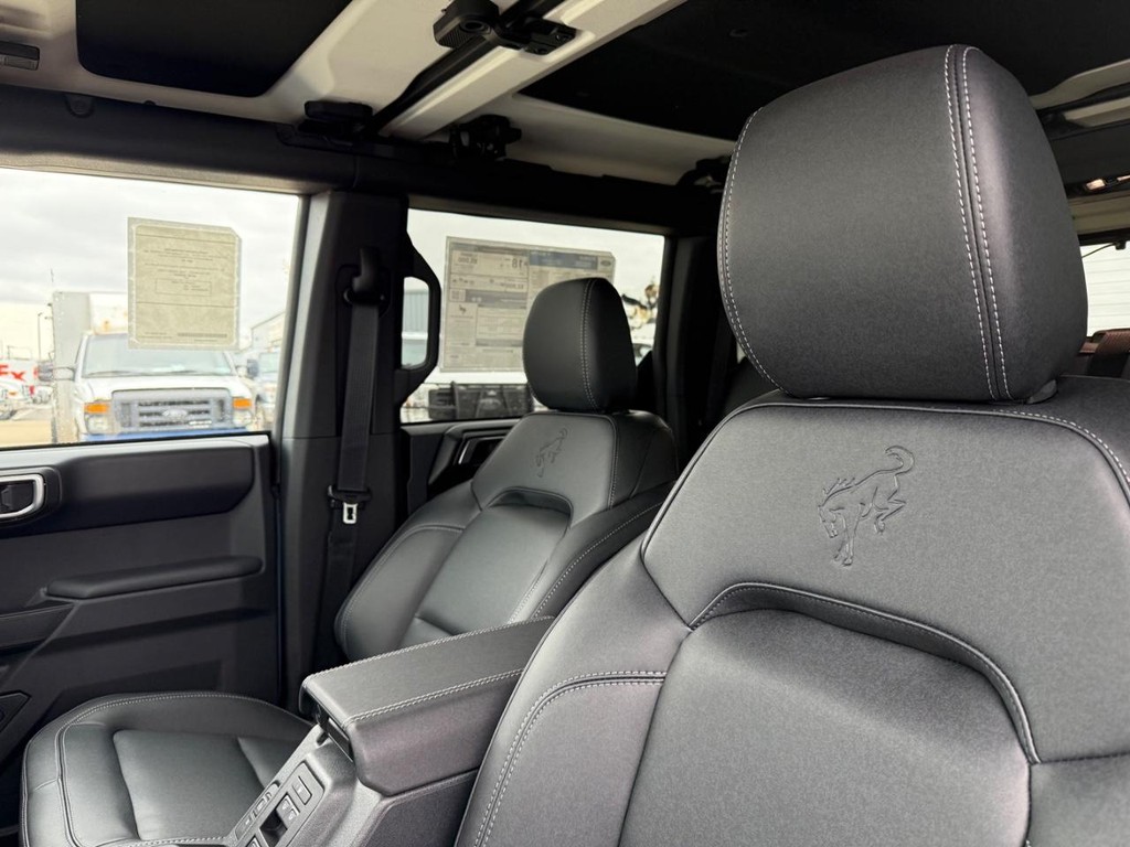 Ford Bronco Vehicle Full-screen Gallery Image 9