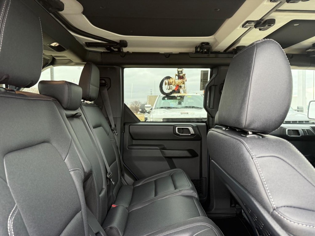 Ford Bronco Vehicle Full-screen Gallery Image 16