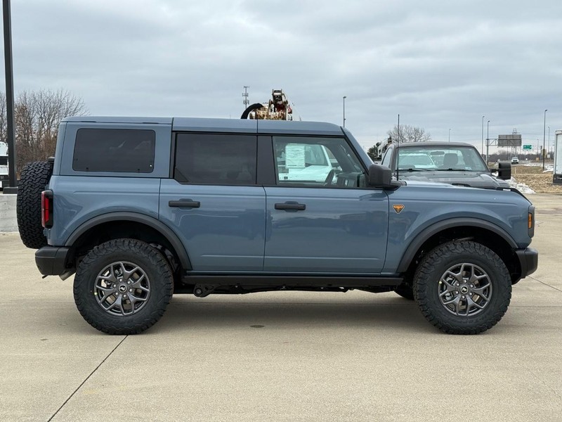 Ford Bronco Vehicle Full-screen Gallery Image 2