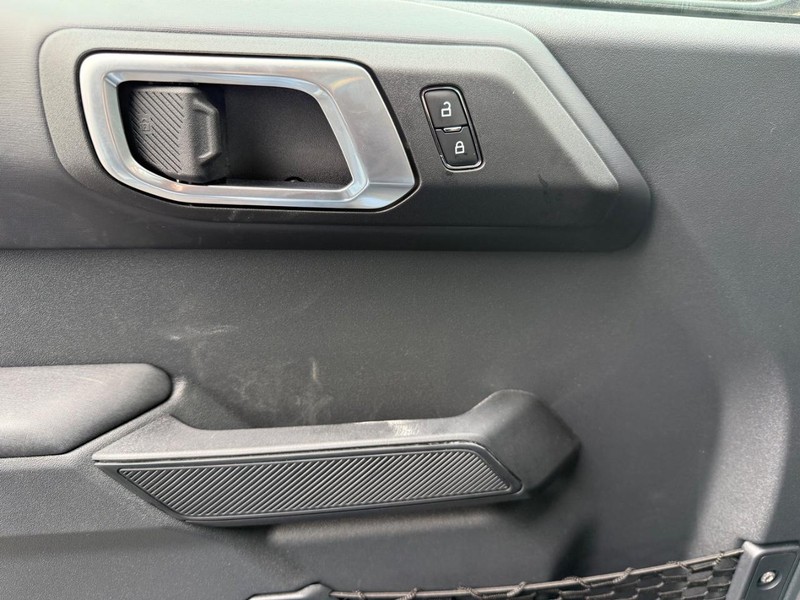 Ford Bronco Vehicle Full-screen Gallery Image 8