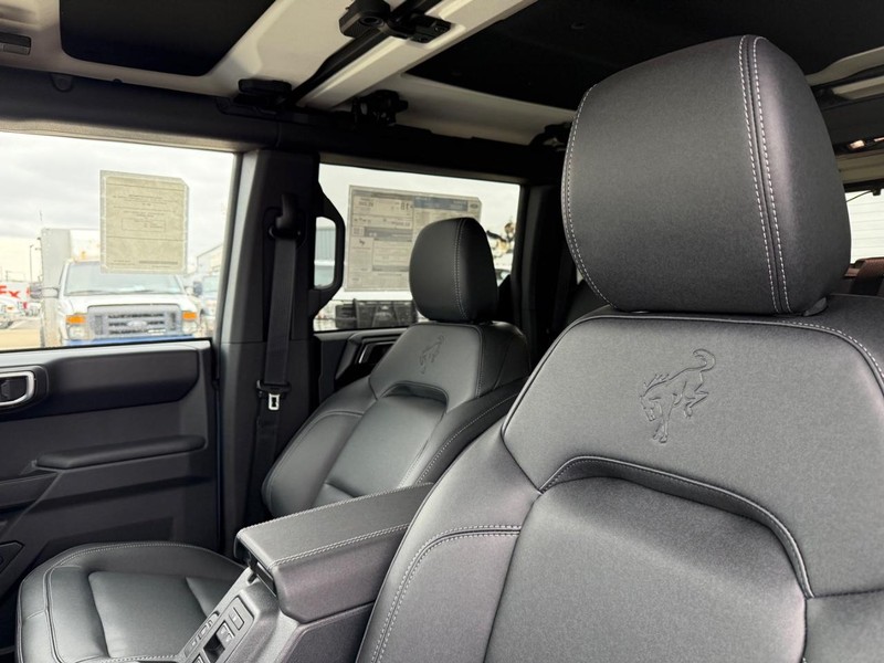 Ford Bronco Vehicle Full-screen Gallery Image 9