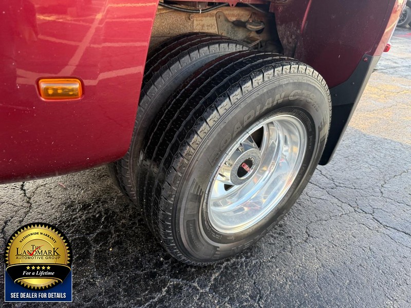 GMC Sierra 3500HD available WiFi Vehicle Full-screen Gallery Image 21