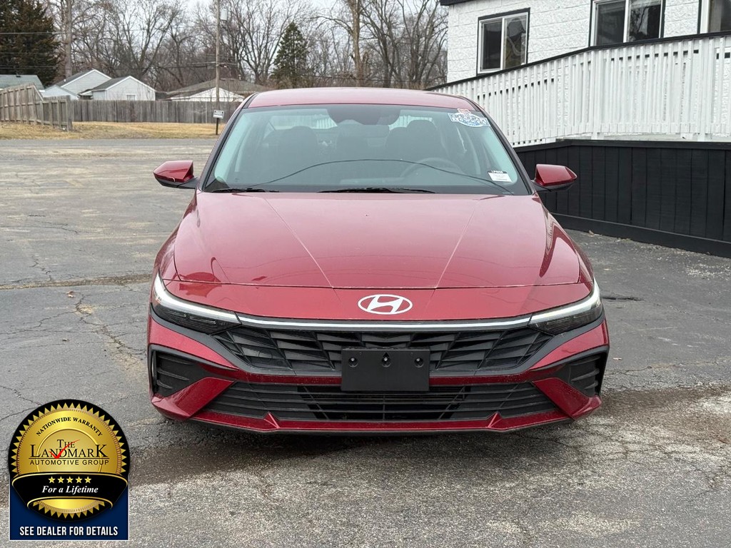 Hyundai Elantra Vehicle Full-screen Gallery Image 2