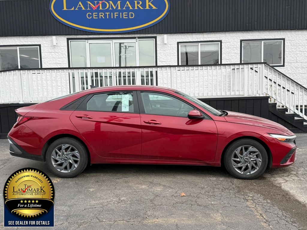 Hyundai Elantra Vehicle Full-screen Gallery Image 4