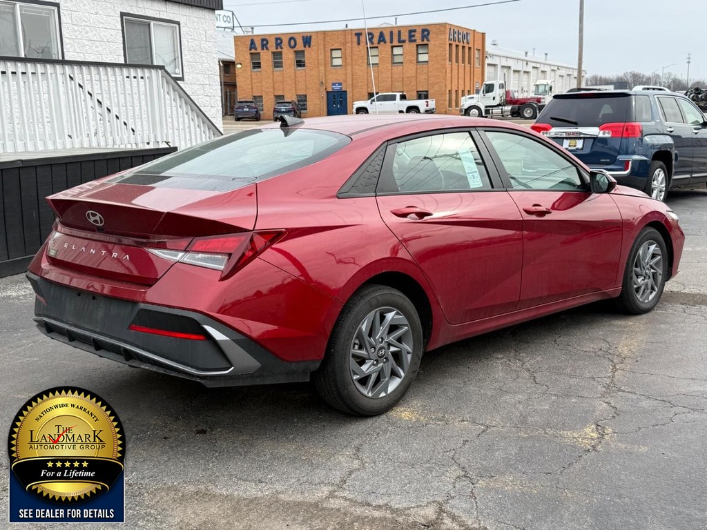 Hyundai Elantra Vehicle Full-screen Gallery Image 5