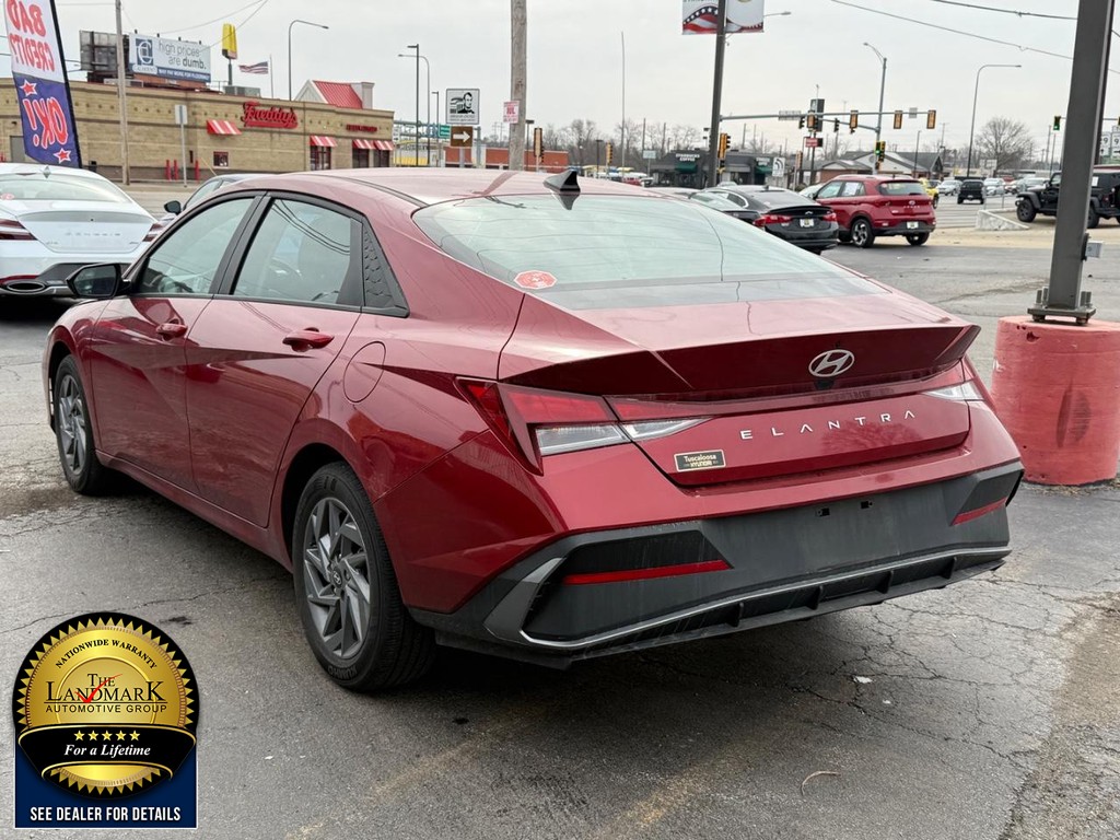 Hyundai Elantra Vehicle Full-screen Gallery Image 7