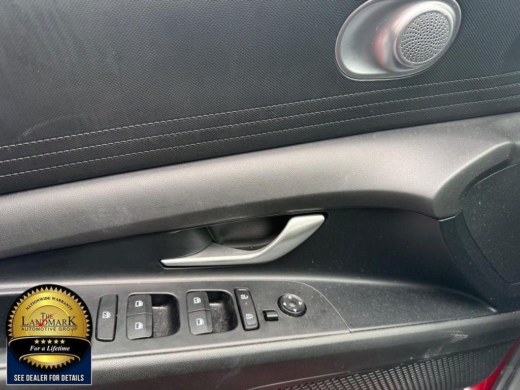 Hyundai Elantra Vehicle Full-screen Gallery Image 8