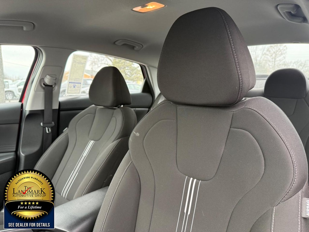 Hyundai Elantra Vehicle Full-screen Gallery Image 9