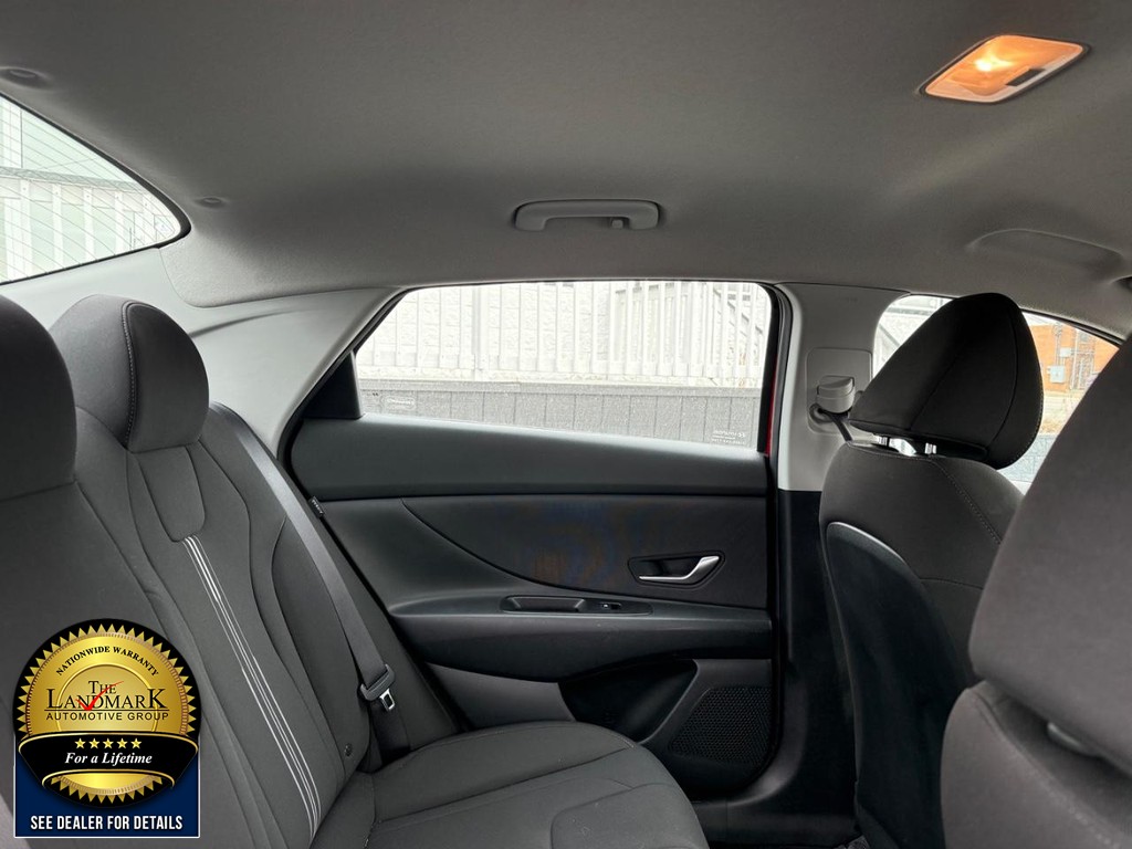 Hyundai Elantra Vehicle Full-screen Gallery Image 15