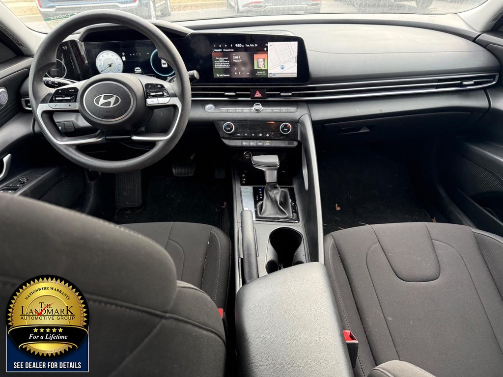 Hyundai Elantra Vehicle Full-screen Gallery Image 16