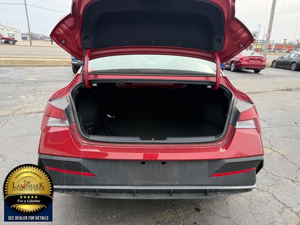 Hyundai Elantra Vehicle Full-screen Gallery Image 19