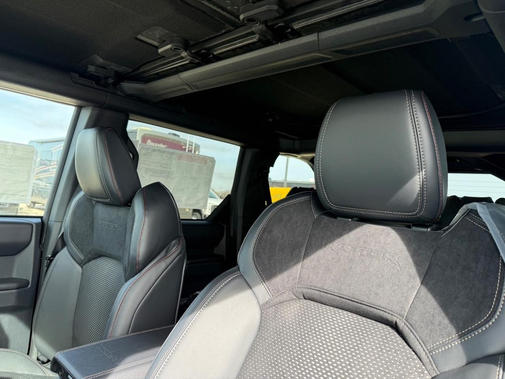 Ford Bronco Vehicle Full-screen Gallery Image 9