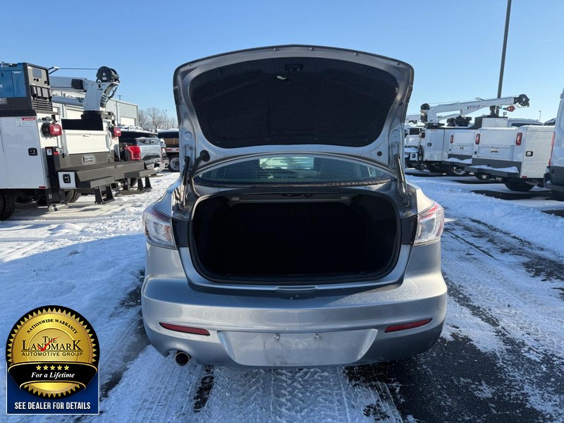 Mazda Mazda3 Sedan Vehicle Full-screen Gallery Image 19