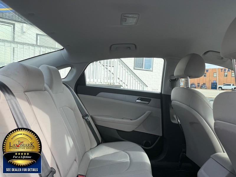 Hyundai Sonata Vehicle Full-screen Gallery Image 14