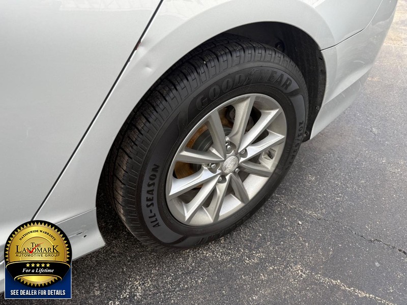 Hyundai Sonata Vehicle Full-screen Gallery Image 18