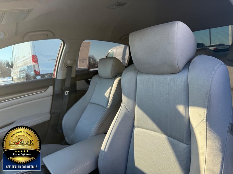 Honda Accord Sedan Vehicle Full-screen Gallery Image 09