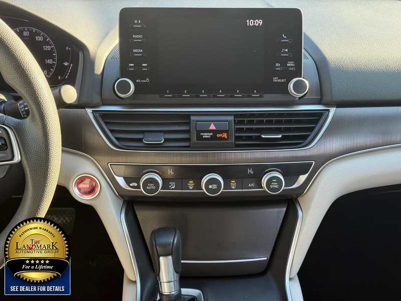 Honda Accord Sedan Vehicle Full-screen Gallery Image 17