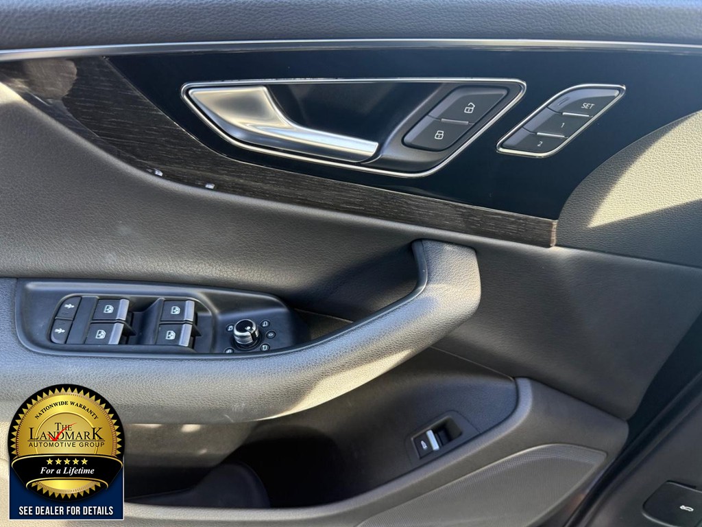 Audi Q7 Vehicle Full-screen Gallery Image 08