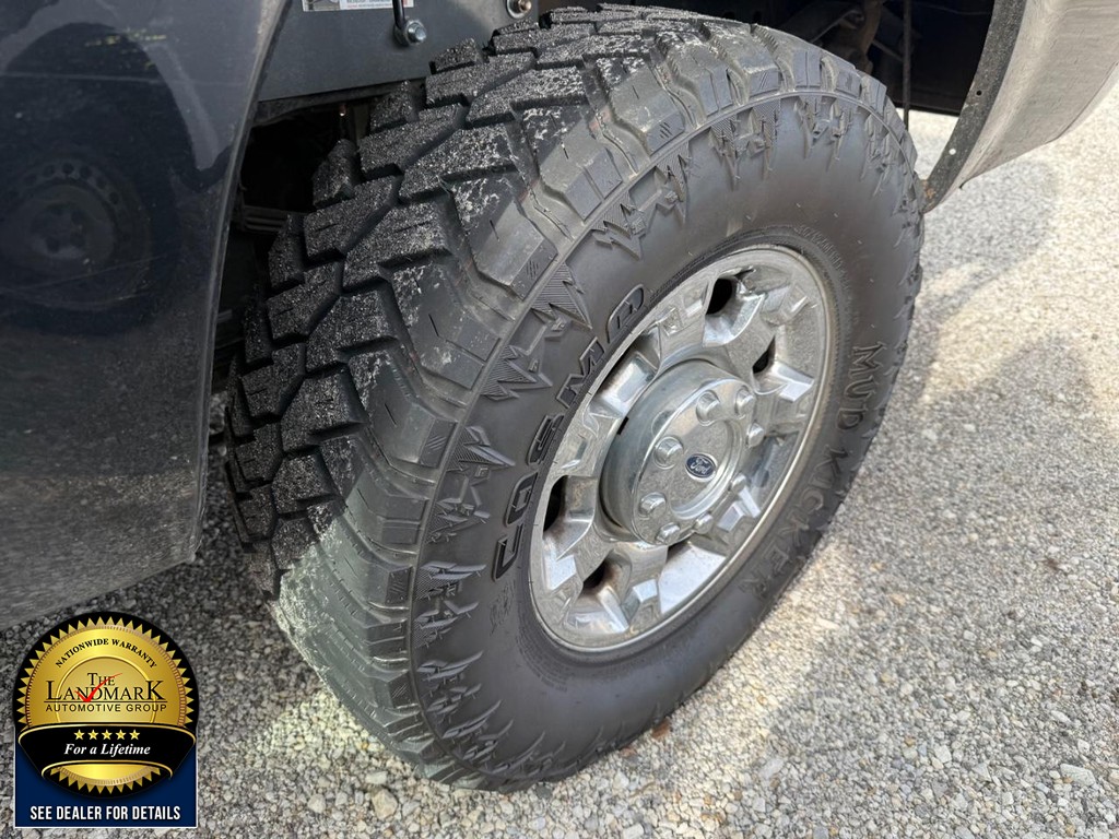 Ford Super Duty F-250 SRW Vehicle Full-screen Gallery Image 3