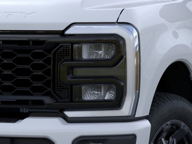 Ford F-350SD Vehicle Full-screen Gallery Image 18