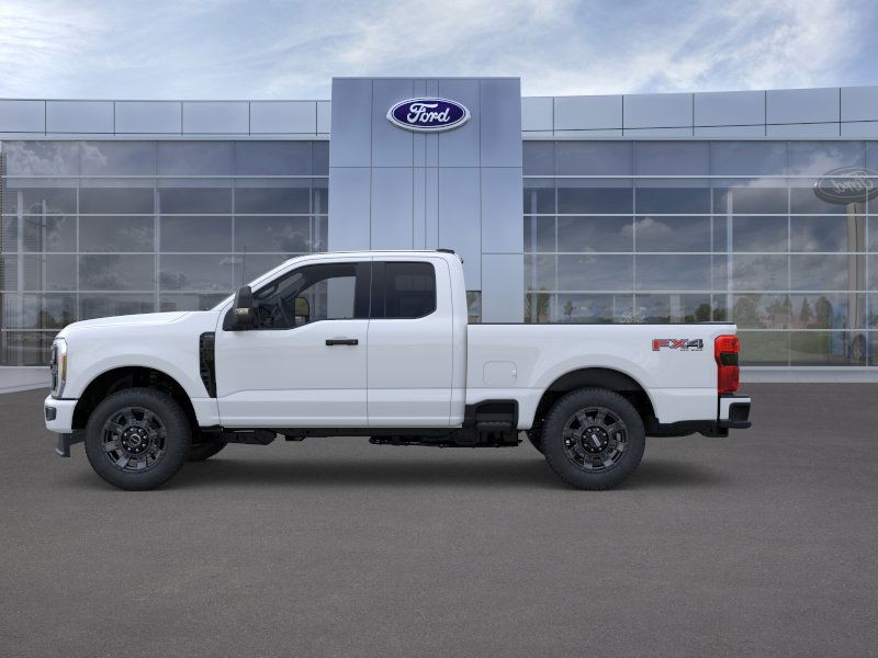 Ford F-350SD Vehicle Full-screen Gallery Image 3