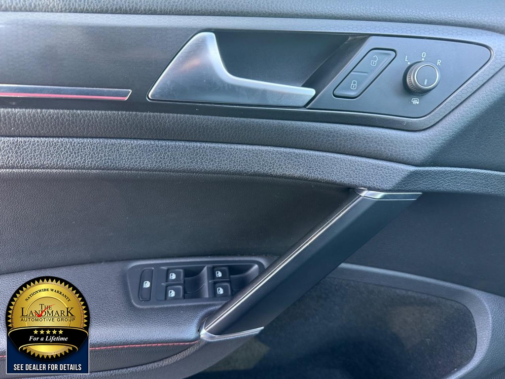 Volkswagen Golf GTI Vehicle Full-screen Gallery Image 8