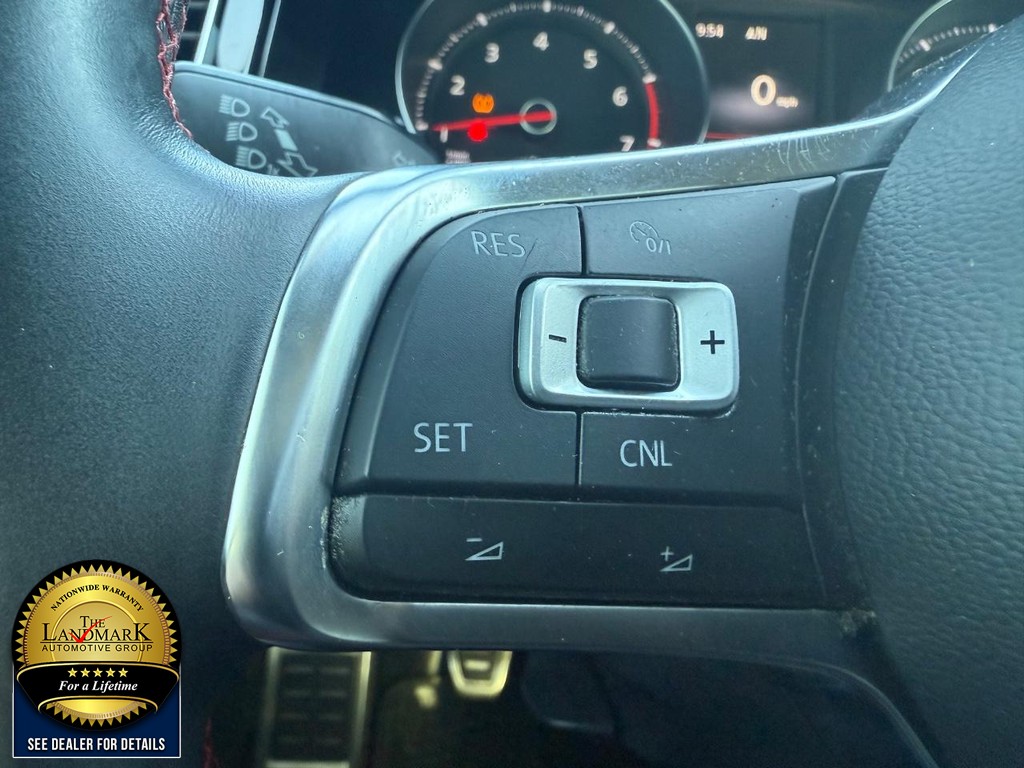 Volkswagen Golf GTI Vehicle Full-screen Gallery Image 10