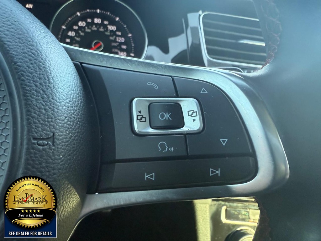 Volkswagen Golf GTI Vehicle Full-screen Gallery Image 11