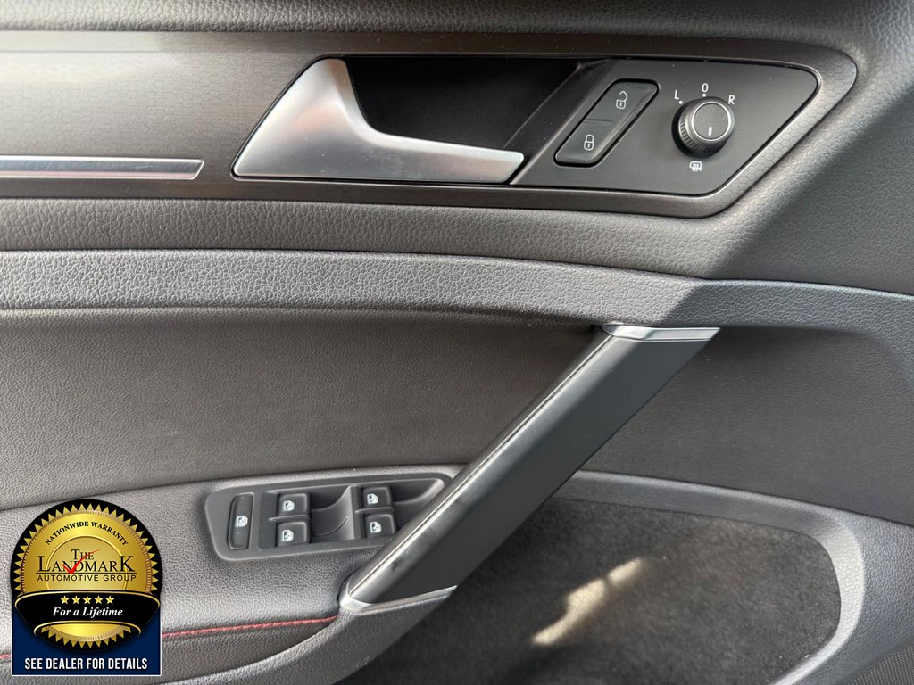 Volkswagen Golf GTI Vehicle Full-screen Gallery Image 21