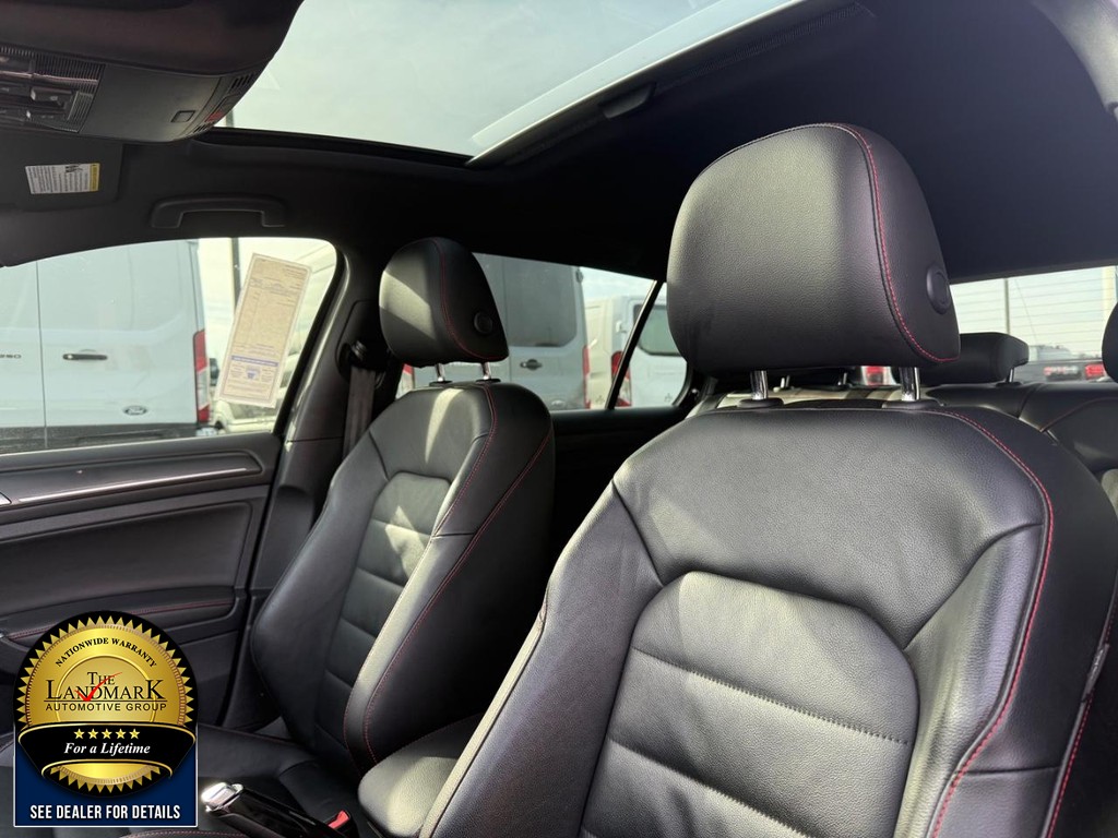 Volkswagen Golf GTI Vehicle Full-screen Gallery Image 22