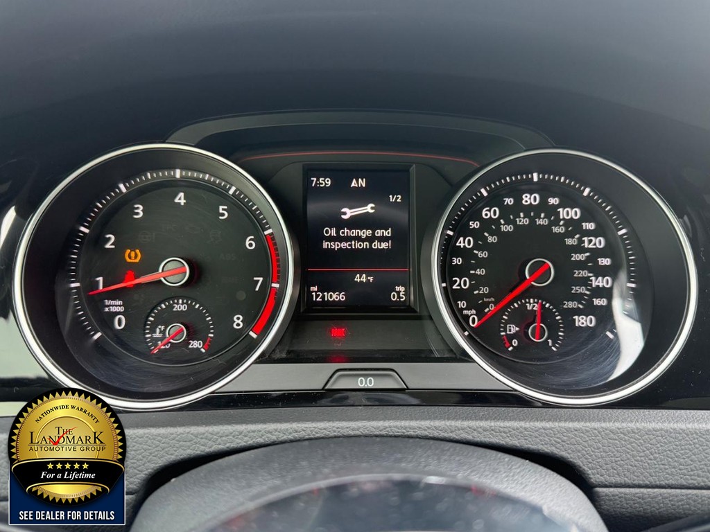 Volkswagen Golf GTI Vehicle Full-screen Gallery Image 25