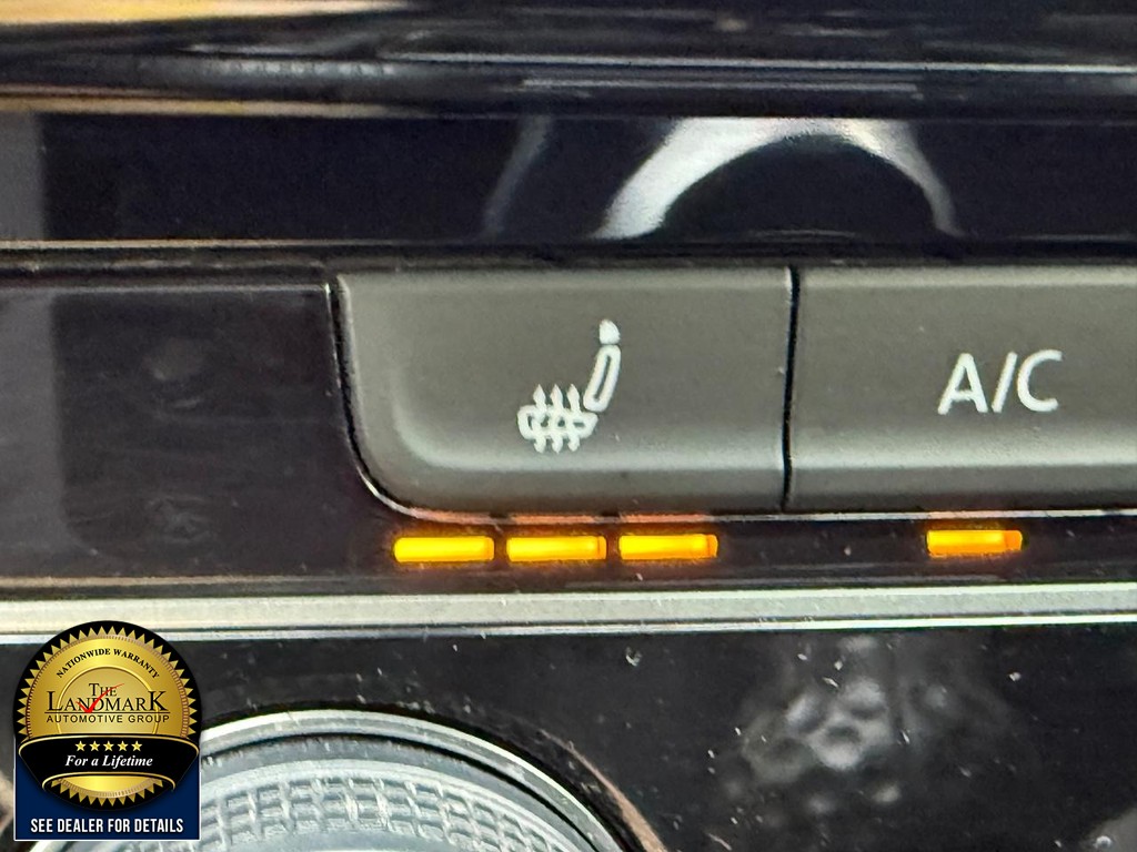 Volkswagen Golf GTI Vehicle Full-screen Gallery Image 27