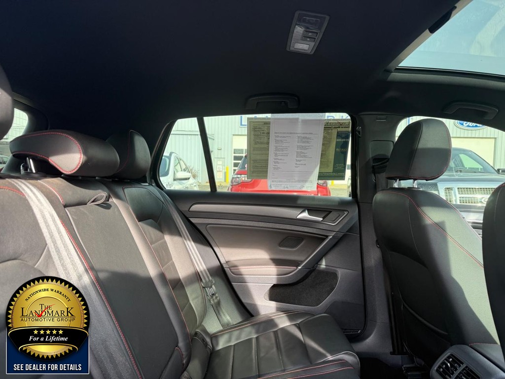 Volkswagen Golf GTI Vehicle Full-screen Gallery Image 28